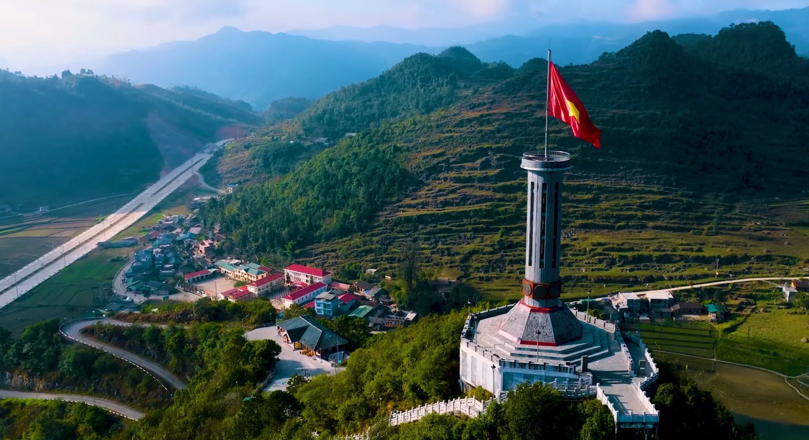 Cột cờ Lũng Cú Hà Giang - Ảnh từ Tung Tăng TV Cột cờ Lũng Cú Hà Giang - Ảnh từ Tung Tăng TV
