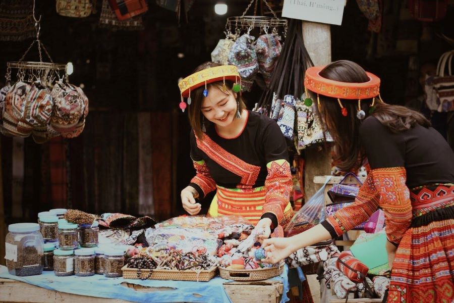 Hòa mình vào chợ phiên Bản Lác - Ảnh từ Khánh Hưng Hòa mình vào chợ phiên Bản Lác - Ảnh từ Khánh Hưng