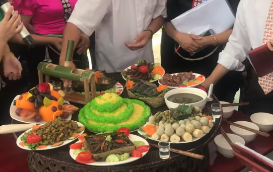 Mâm cơm mang đậm màu sắc và hương vị truyền thống văn hóa - Ảnh từ Than Uyên Fanpage Mâm cơm mang đậm màu sắc và hương vị truyền thống văn hóa - Ảnh từ Than Uyên Fanpage