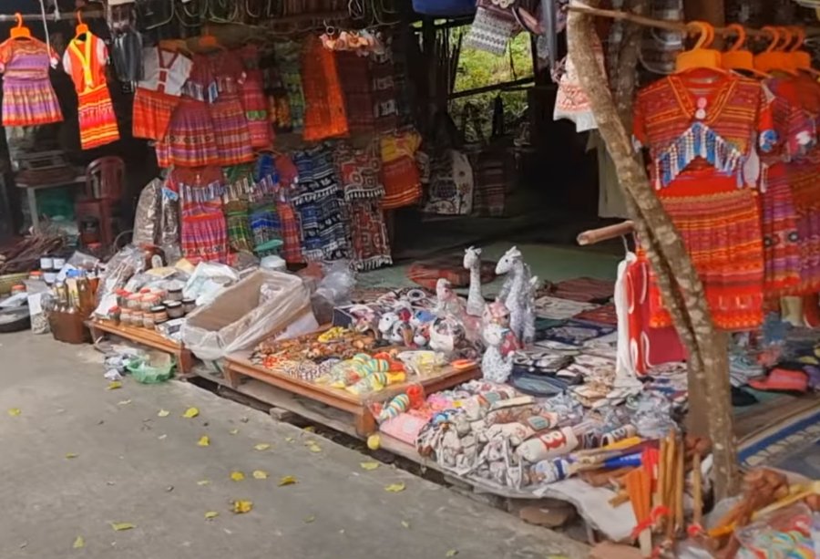 Mua đồ lưu niệm tại các gian hàng ở KDL thác Dải Yếm - Ảnh từ Câu chuyện những chuyến đi