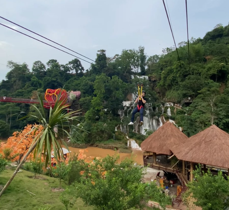 Trải nghiệm trò chơi zipline tại thác Dải Yếm - Ảnh từ @TungNguyen df6vf