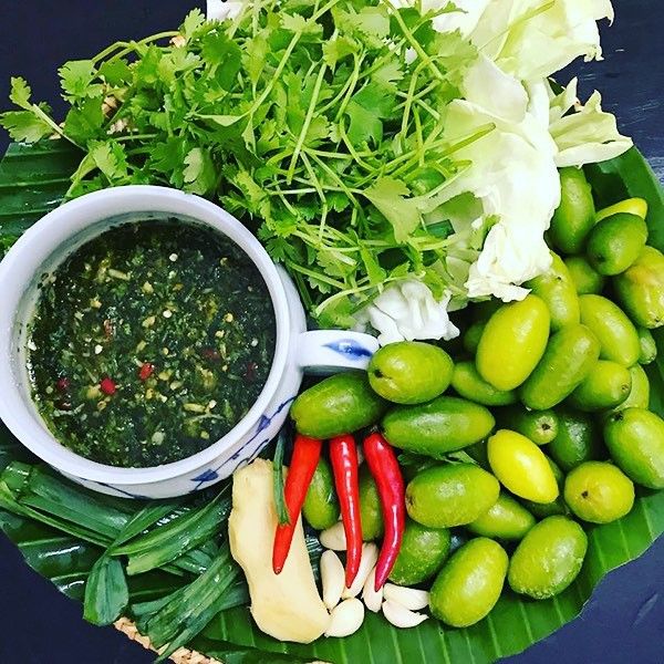 Bắp cải cuốn nhót xanh