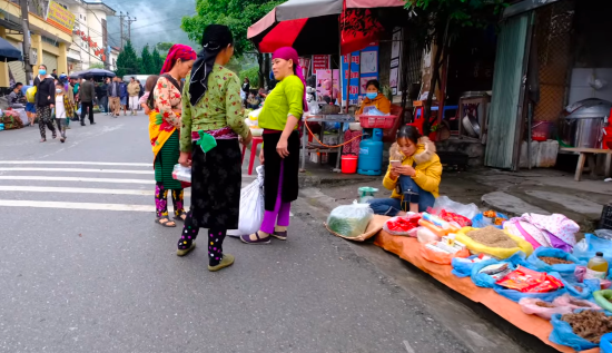 Chợ phiên Quyết Tiến - Ảnh từ Lượng Vlog