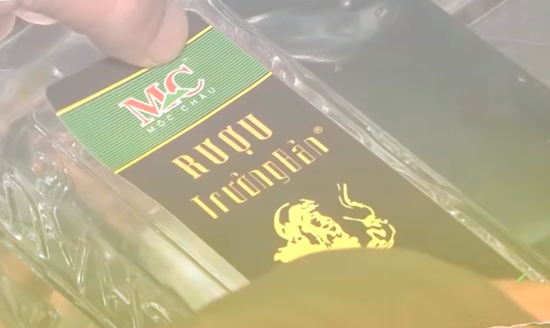 Rượu ngô trưởng bản - Ảnh từ KÊNH VTC16 Rượu ngô trưởng bản - Ảnh từ KÊNH VTC16