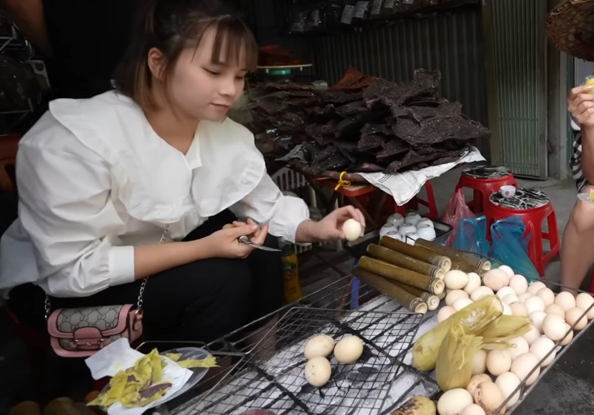 Thưởng thức các món ăn ngon ở chợ Thác Bạc - Ảnh từ PHẠM DŨNG