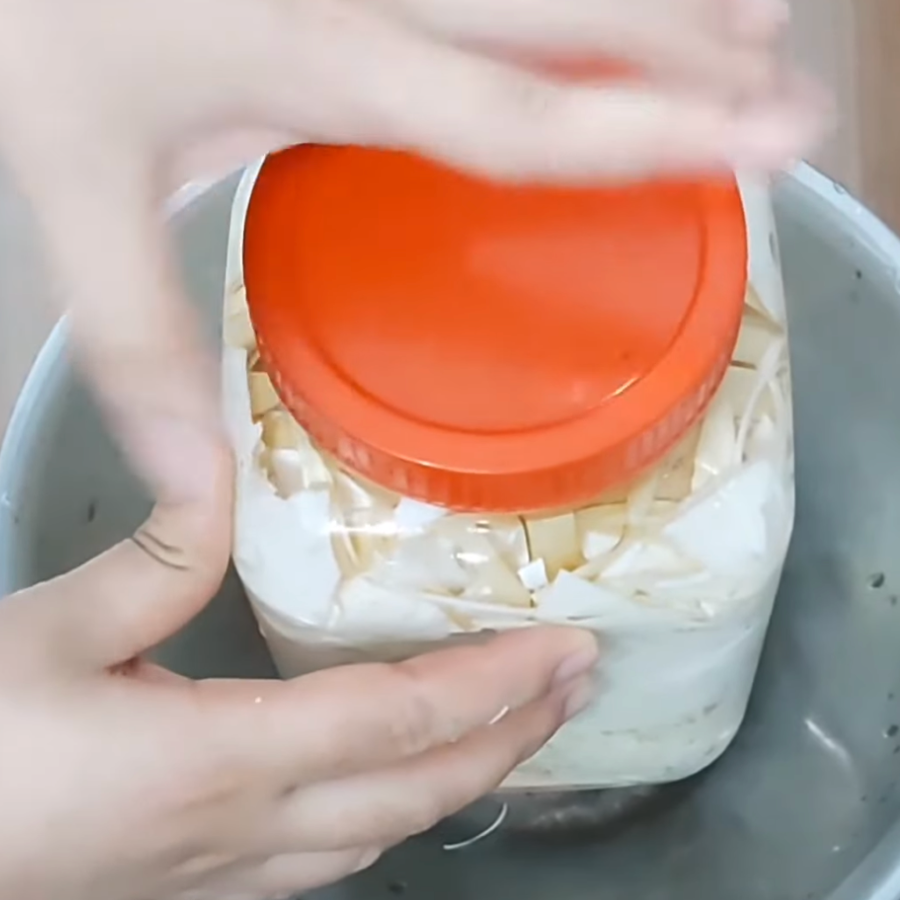 Đậy kín nắp và ngâm măng ít nhất khoảng 5 7 ngày - Ảnh từ Ẩm Thực Tại Gia