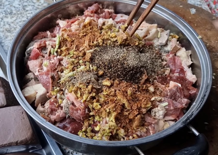 Bước sơ chế và tẩm ướp gia vị cho nguyên liệu - Ảnh từ Phạm thị kiều