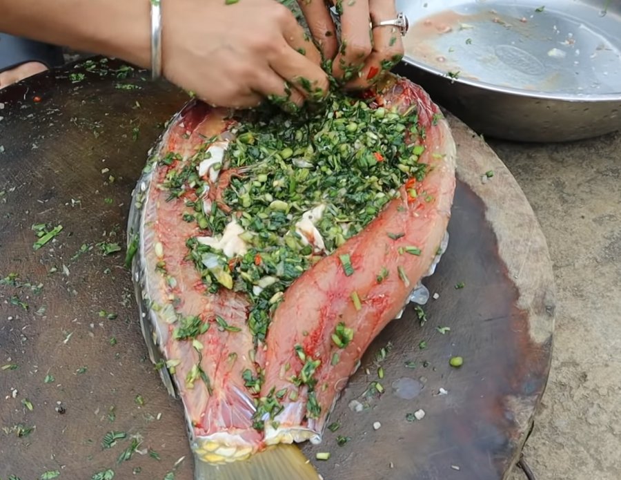 Cho gia vị vào bụng cá - Ảnh từ Dân Tộc Tây Bắc
