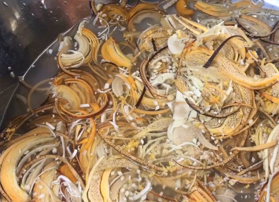 Hoa chuối thái nhỏ ngâm với nước muối hoặc nước chanh - Ảnh từ Văn hóa - Ẩm thức dân tộc Thái