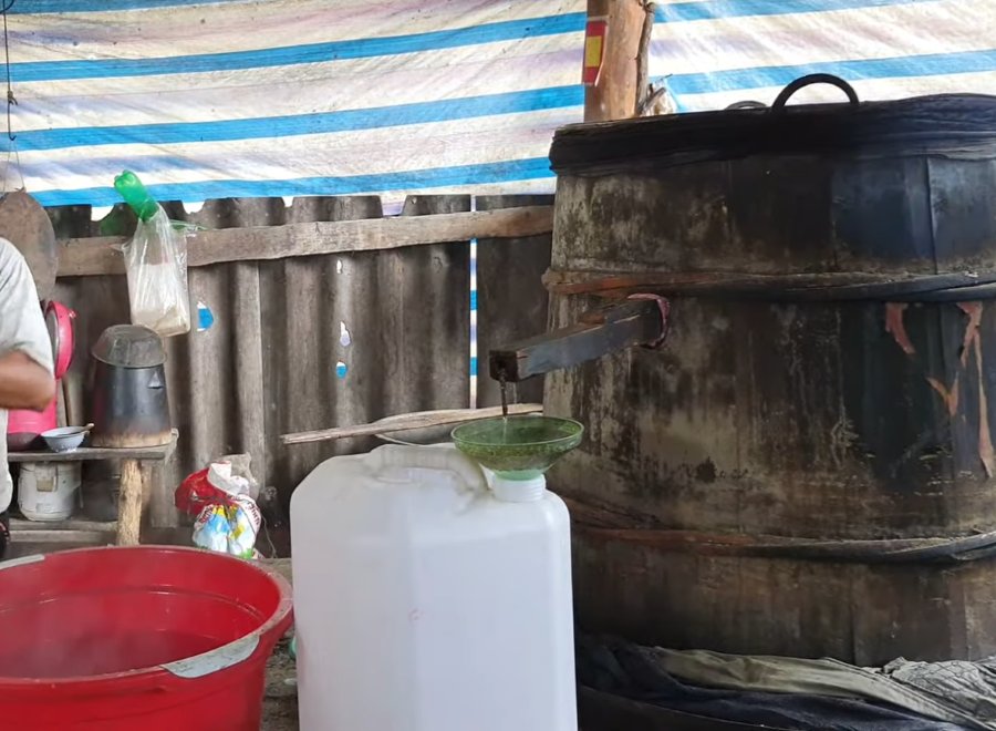Chưng cất nấu rượu ngô trên bếp củi với lửa nhỏ - Ảnh từ Sùng Minh Vương
