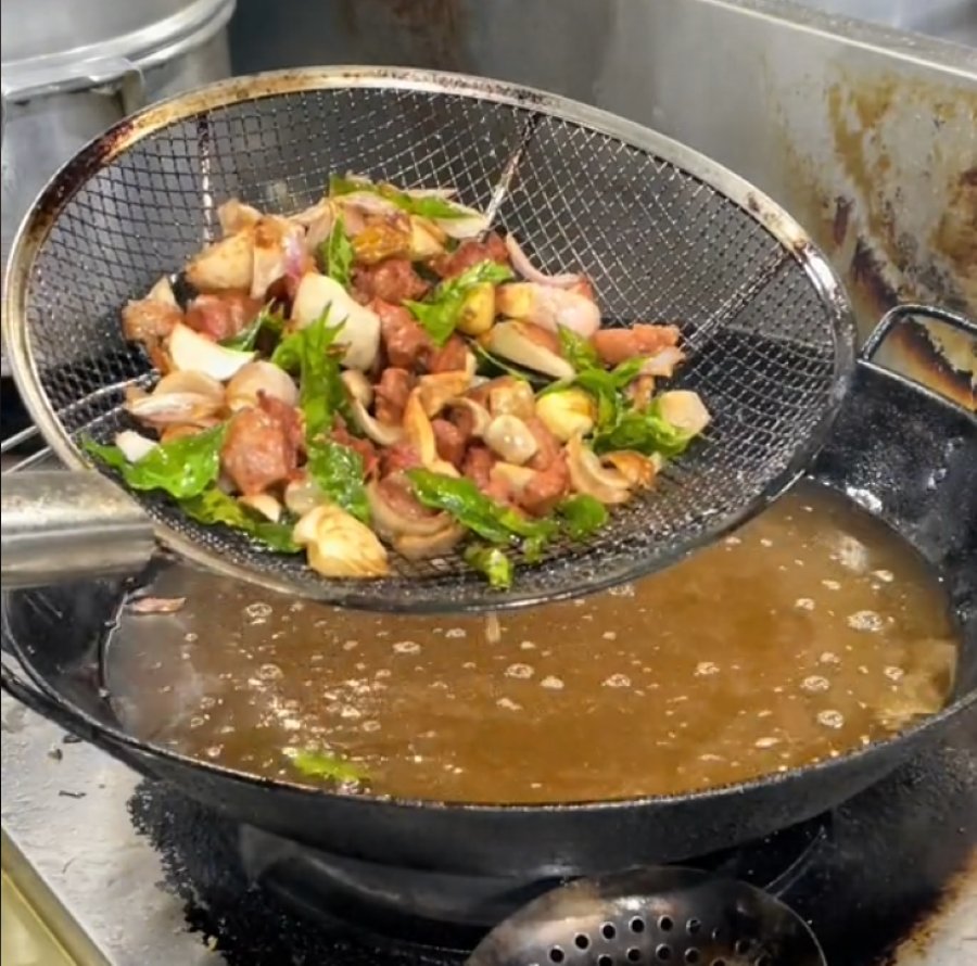 Sau khi chao bê lần 2 đến khi chín thì vớt ra để ráo dầu và cho vào đĩa - Ảnh từ anhphubep damenauan