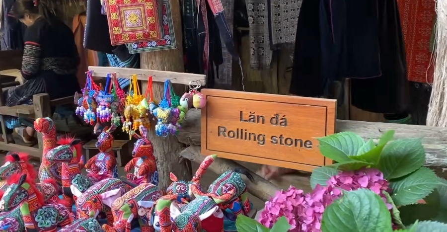 Tìm hiểu về nghề lăn đá dệt vải của người đồng bào - Ảnh từ Sapa ơi