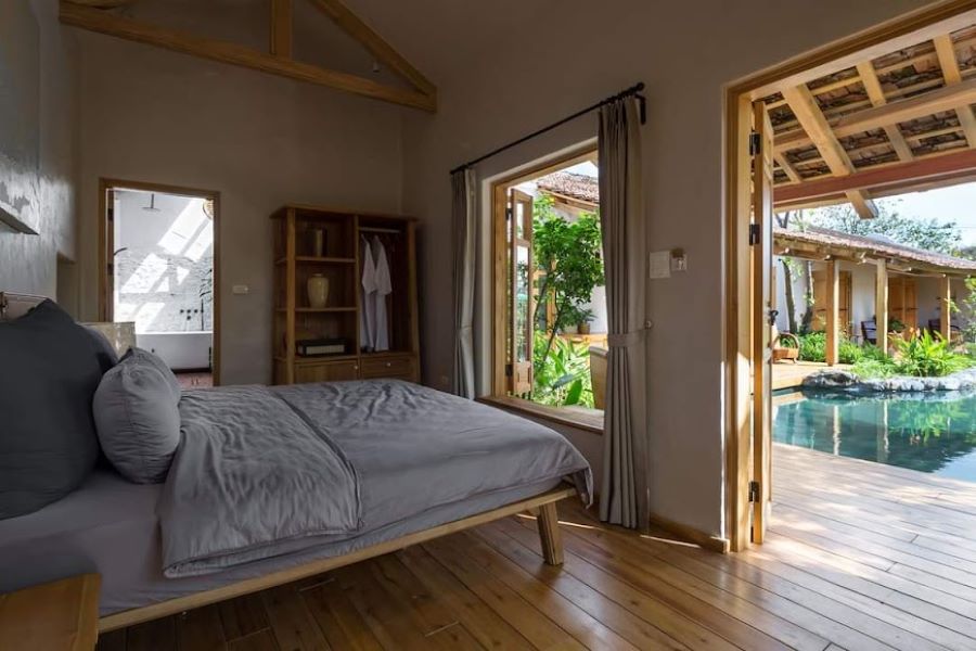 Căn phòng với chiếc view hướng ra hồ bơi siêu chill tại Toki Homestay - Ảnh từ Quách Minh Tiến