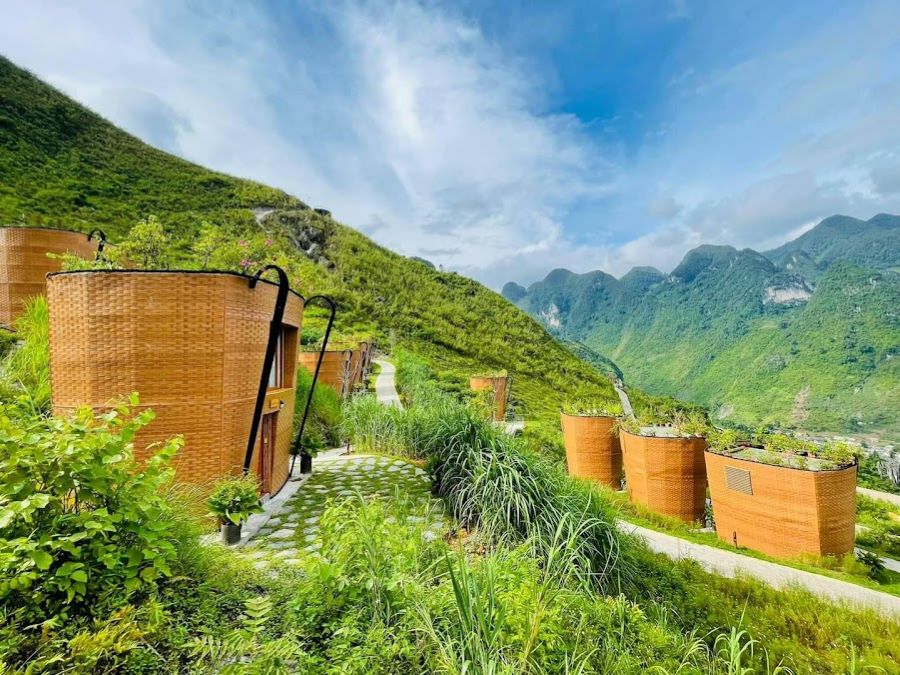 H'mông villa resort nổi bật với những căn villa 2 tầng được xây dựng với biểu tượng hình chiếc gùi siêu to khổng lồ - Ảnh từ H'Mông Village Resort