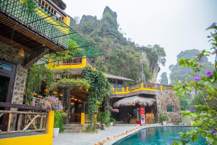 Không gian xanh mát lưng tựa núi của Tràng An Ecolodge Resort - Ảnh sưu tầm