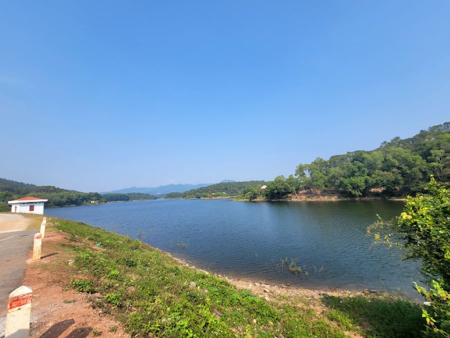 Khu du lịch sinh thái Hồ Khuôn Thần - Ảnh từ Phạm Ngoạc Hoàng Khu du lịch sinh thái Hồ Khuôn Thần - Ảnh từ Phạm Ngoạc Hoàng
