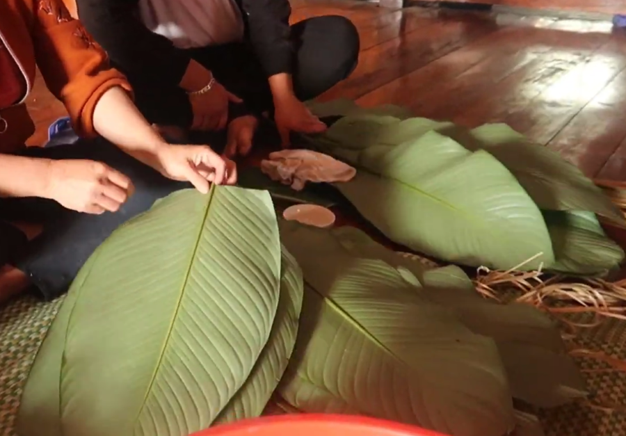 Lau lá dong cho sạch để gói bánh - Ảnh từ Thai Lạng Sơn