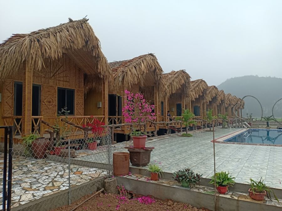 Những căn nhà mái lá dạng Bungalow mang đậm nét đẹp truyền thống của homestay Hang Múa Lotus - Ảnh từ Qui Nguyen