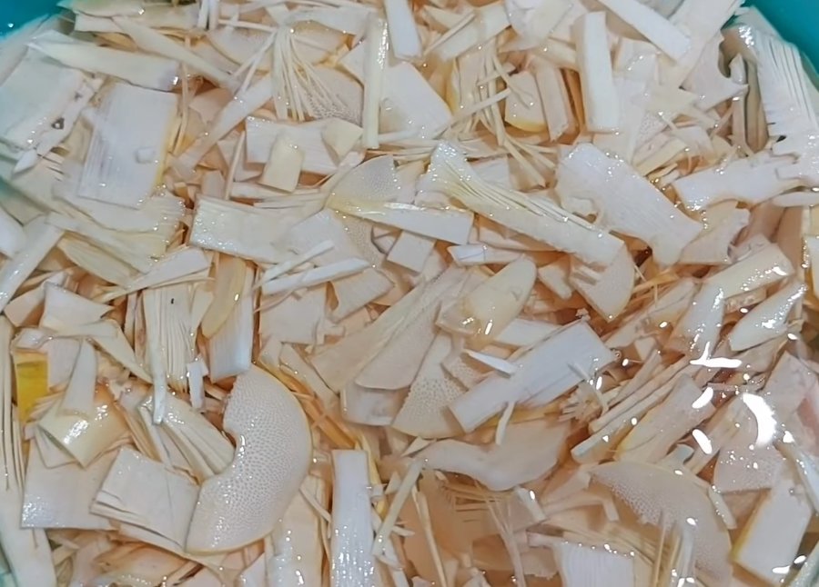 Thải nhỏ măng và ngâm với nước muối pha loãng - Ảnh từ Đoàn Hòa món ngon Lạng Sơn