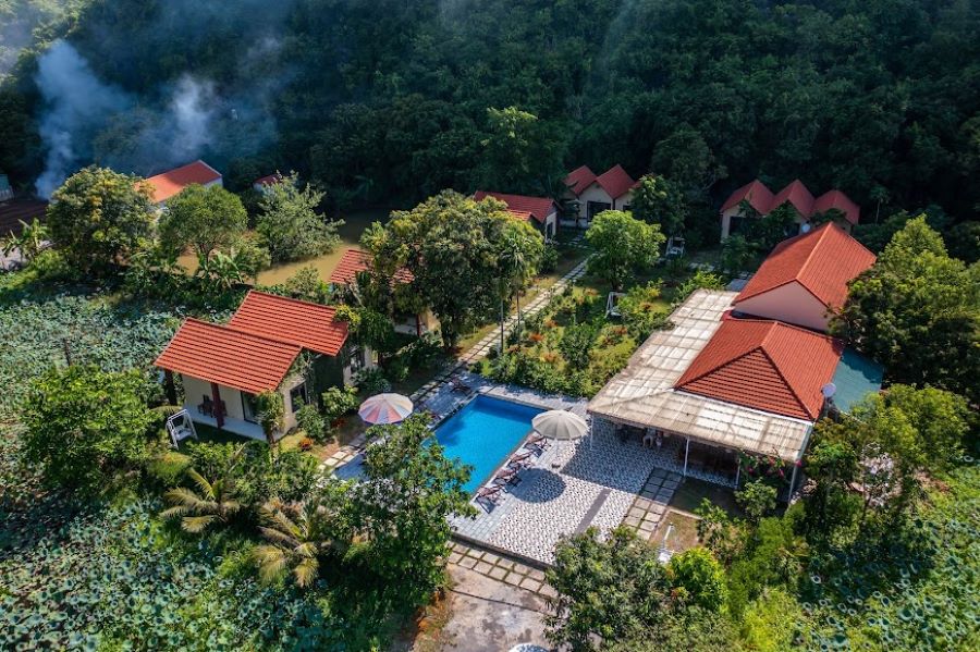 Tràng An Retreat Hotel được bao quanh với khung cảnh thiên nhiên hoang sơ hùng vĩ và yên bình - Ảnh sưu tầm