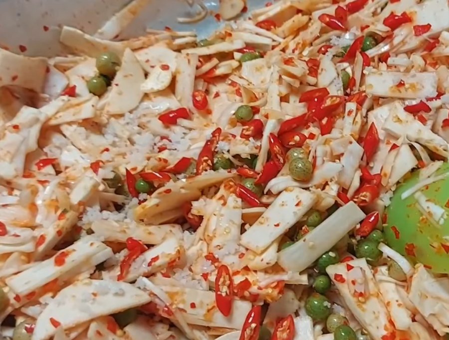 Trộn đều các hỗn hợp nguyên liệu lại với nhau - Ảnh từ Đoàn Hòa món ngon Lạng Sơn