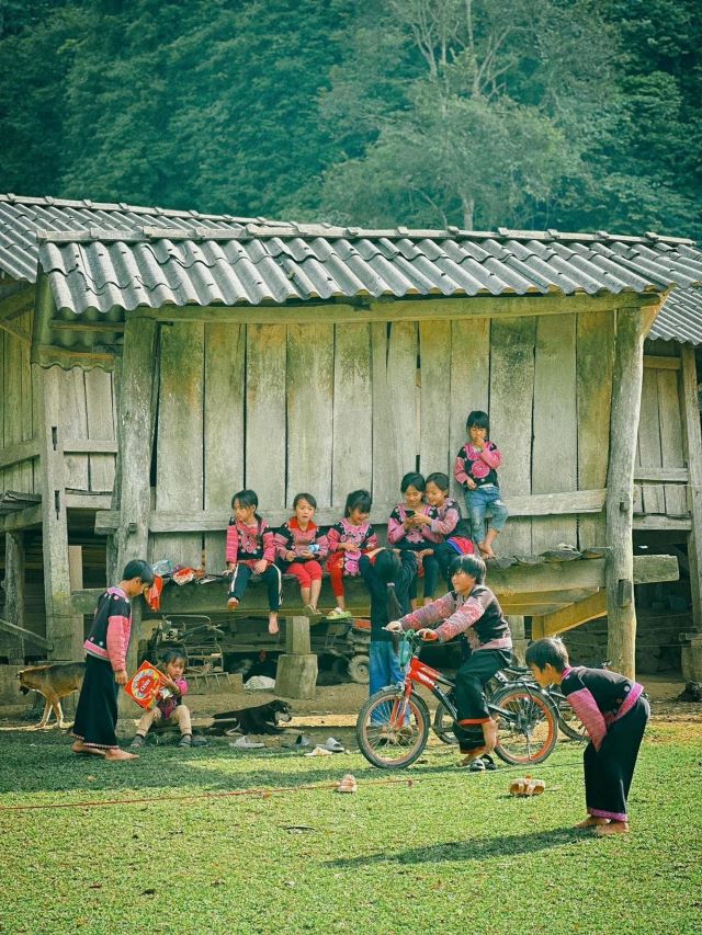 Những em nhỏ người dân tộc Mông nô đùa trong những bộ váy váy áo sặc sỡ với đầy đủ màu sắc - Ảnh từ IFact Những em nhỏ người dân tộc Mông nô đùa trong những bộ váy váy áo sặc sỡ với đầy đủ màu sắc - Ảnh từ IFact