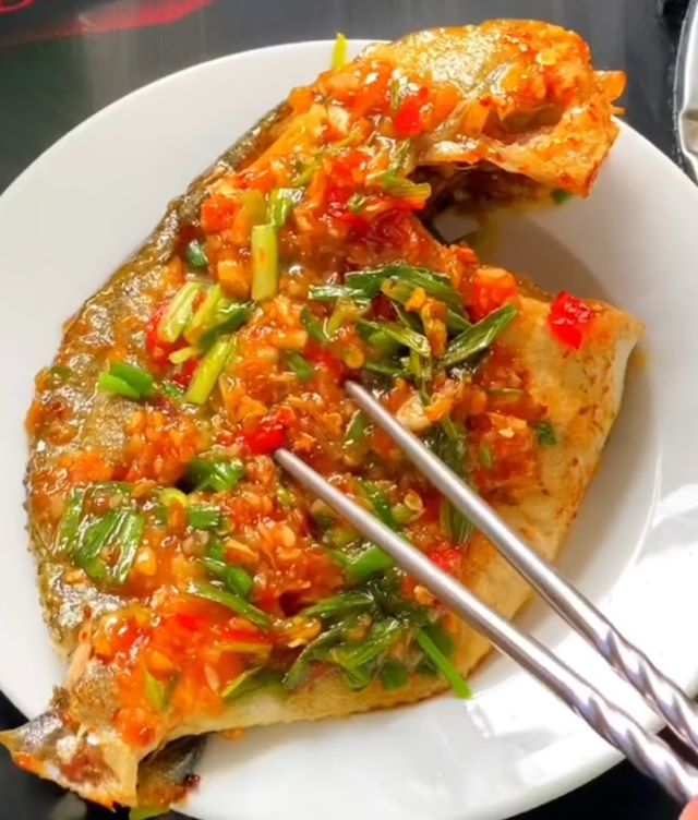 Cá chim trắng chiên mắm tỏi - Ảnh từ toanmonnha23