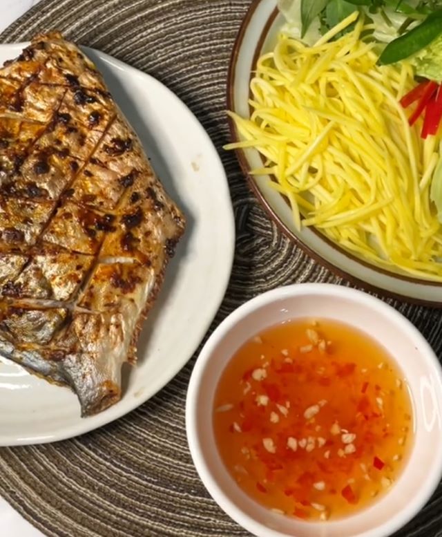 Cá chim trắng nướng muối ớt - Ảnh từ toenaugido