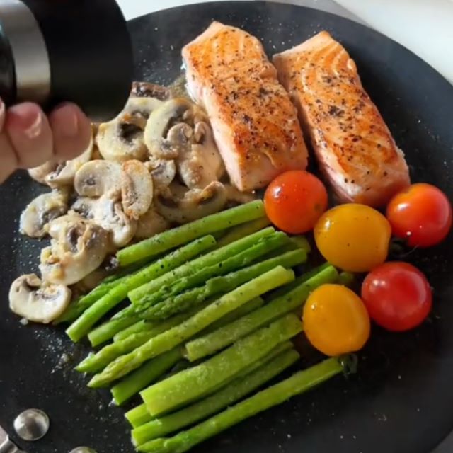 Cá hồi áp chảo với rau củ - Ảnh từ healthybodywithme