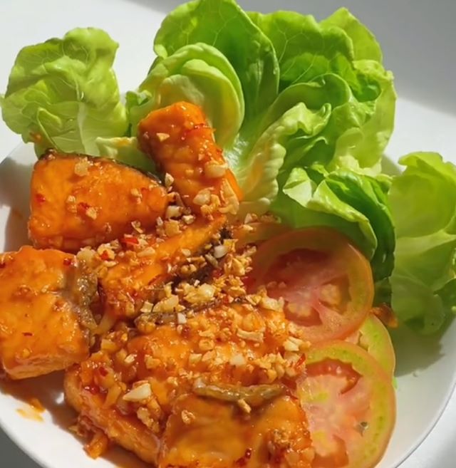 Cá hồi sốt bơ tỏi - Ảnh từ thvynguyenn