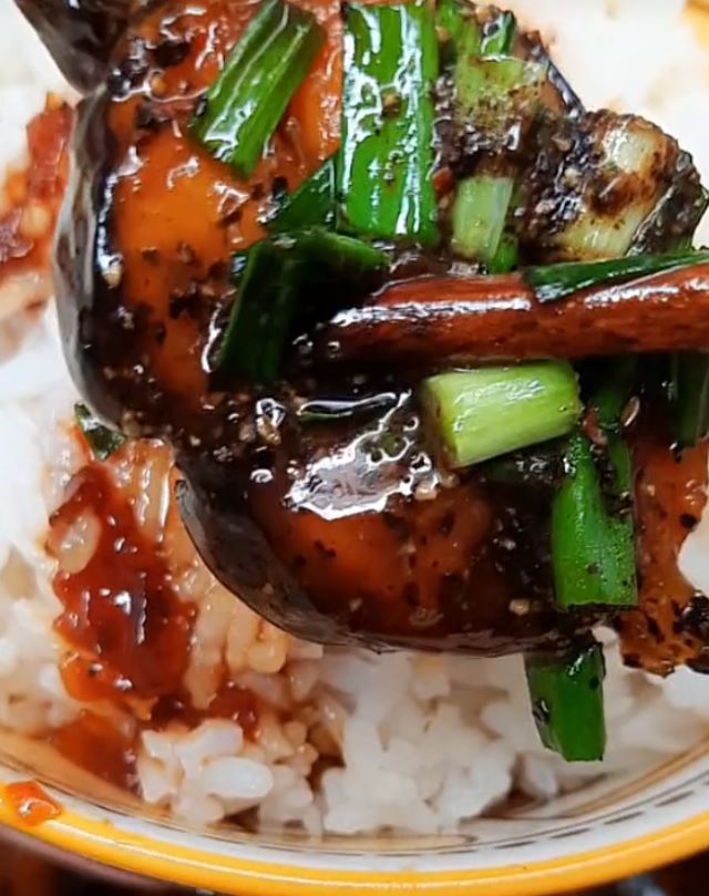 Cá trê kho tiêu - Ảnh từ bepnhaminhminh Cá trê kho tiêu - Ảnh từ bepnhaminhminh