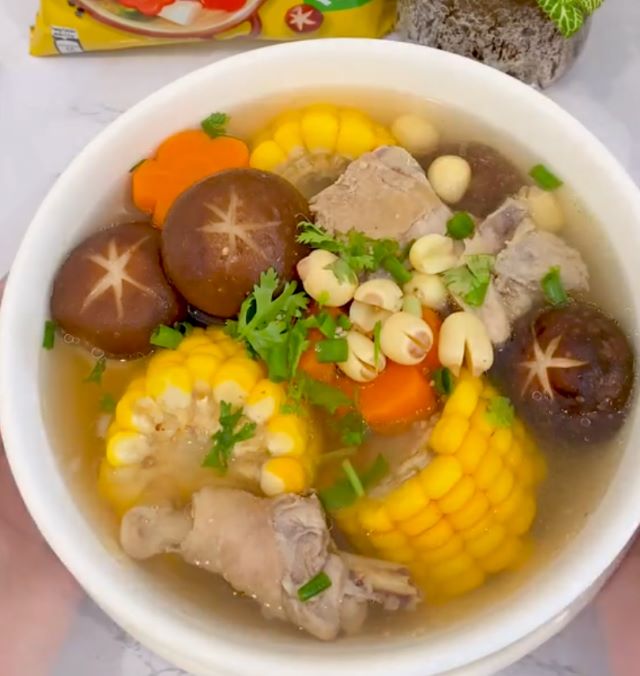 Canh gà hạt sen - Ảnh từ huyenmenaumean