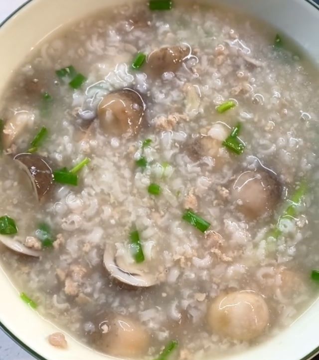 Cháo nấm rơm thịt bằm - Ảnh từ Tiệm Chú Chuột
