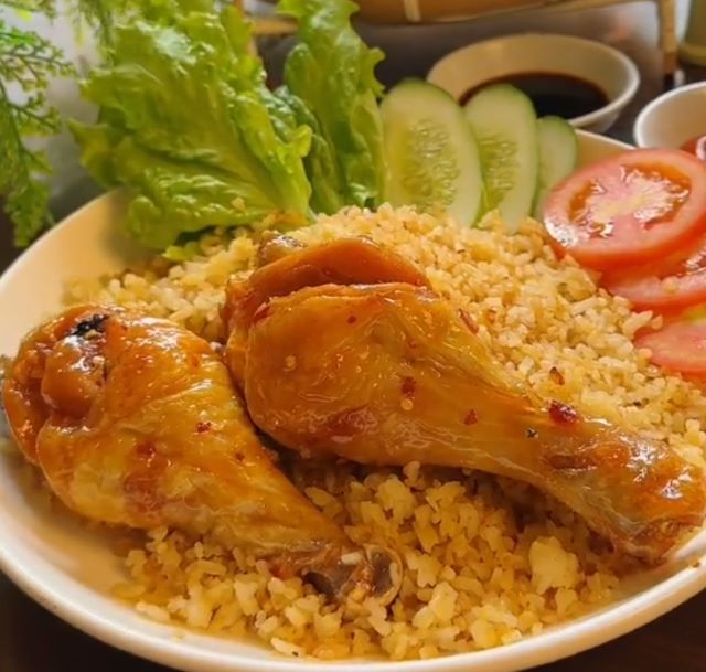 Cơm gà xối mỡ - Ảnh từ bibeonauan