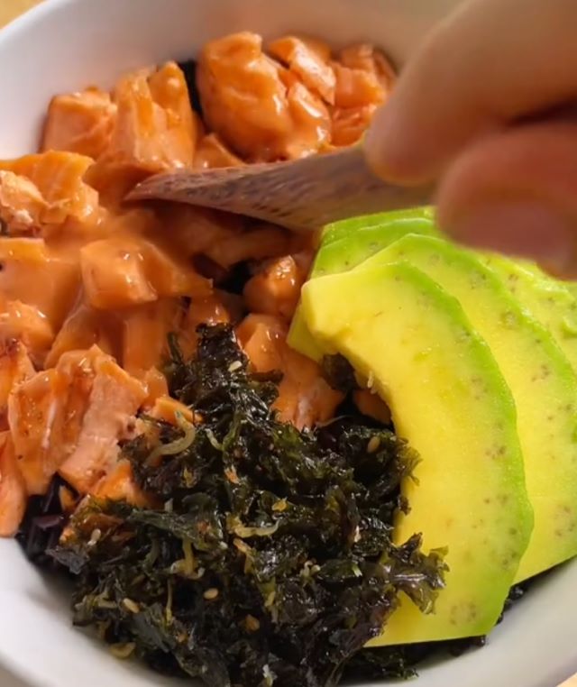 Cơm trộn bơ cá hồi - Ảnh từ haeatclean