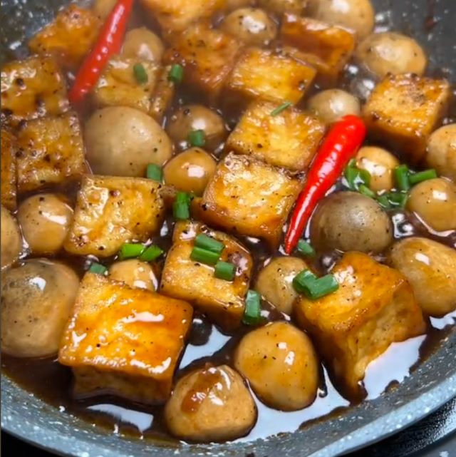 Đậu hủ kho nấm rơm - Ảnh từ Tuyết Trong Bếp