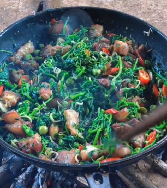 Rau sắn xào thịt ba chỉ - Ảnh từ hoangmuothg Rau sắn xào thịt ba chỉ - Ảnh từ hoangmuothg