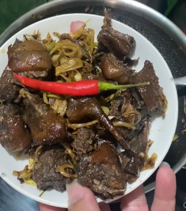 Thịt dúi xào sả ớt - Ảnh từ couplevuthu71