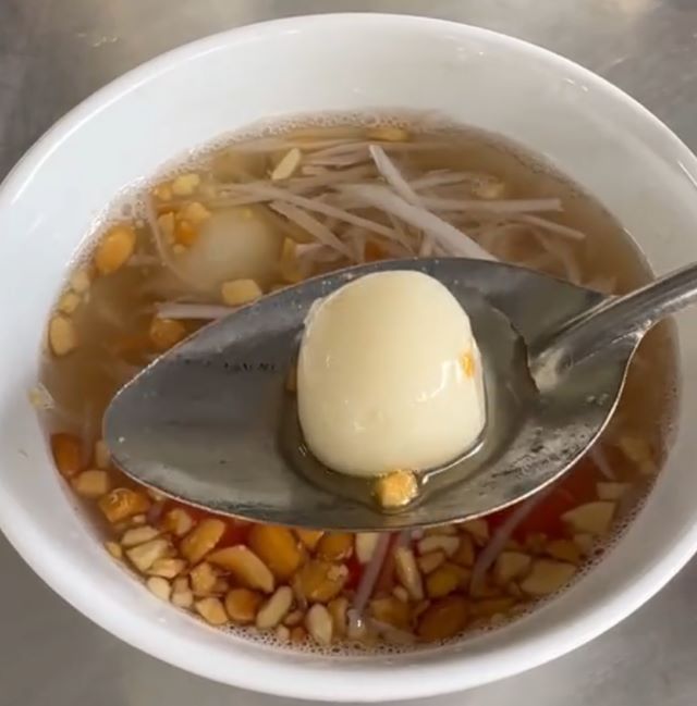 Bạn có thể thưởng thức và tìm mua bánh Coóng Phù tại các khu chợ vùng Cao Bằng hoặc tại các cửa hàng đặc sản nơi đây - Ảnh từ trinholangson