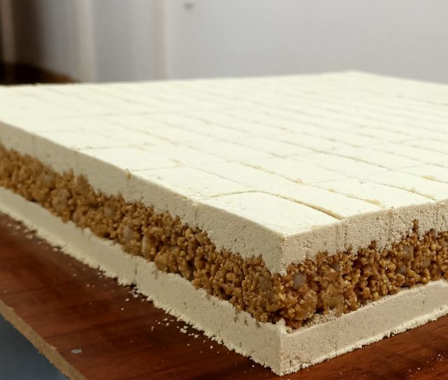 Bạn có thể thưởng thức và tìm mua bánh khảo tại các khu chợ hoặc tại các cửa hàng đặc sản ở Cao Bằng - Ảnh từ Triệu Tấm