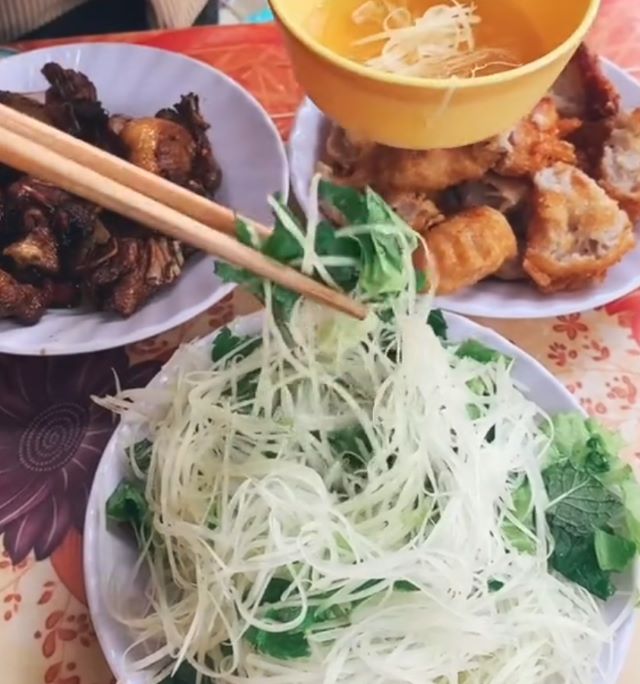 Bánh áp chao thường ăn kèm với đĩa thịt vịt tương ớt cay cay hay cùng dưa muối hoặc rau sống - Ảnh từ caobangreview