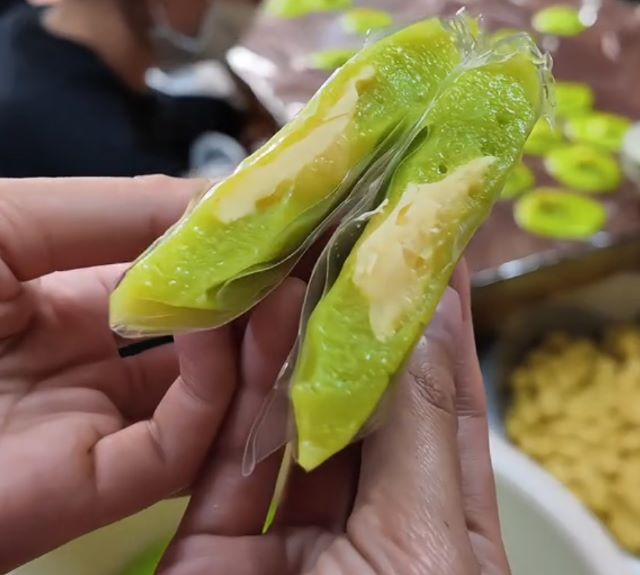Bánh cốm đậu xanh - Ảnh từ comphoxuatngot Bánh cốm đậu xanh - Ảnh từ comphoxuatngot