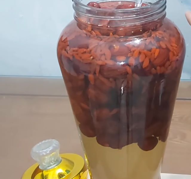 Cách ngâm rượu táo đỏ vởi kỉ tử - Ảnh từ Ẩm Thực Tại Gia