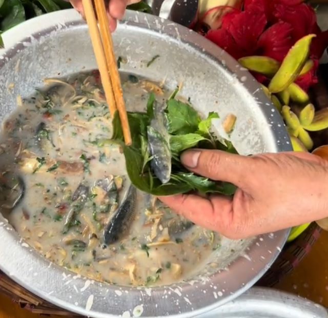 Cách thưởng thức mond gỏi cá nhảy của đồng bào người Thái vùng Tây Bắc - Ảnh từ hangmuonglo