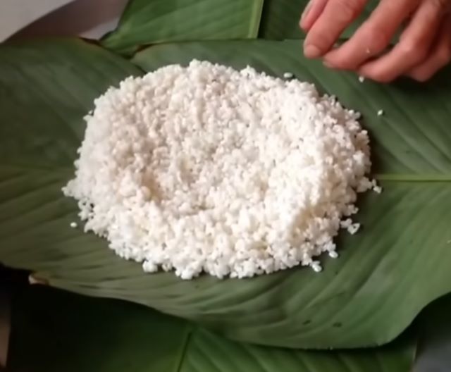Cho 1 lớp gạo nếp vào trước - Ảnh sưu tầm