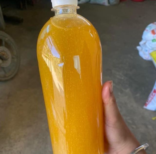 Đặc điểm của mật ong đá là có màu vàng cam khá đẹp mắt - Ảnh từ Cà Thị Quyên
