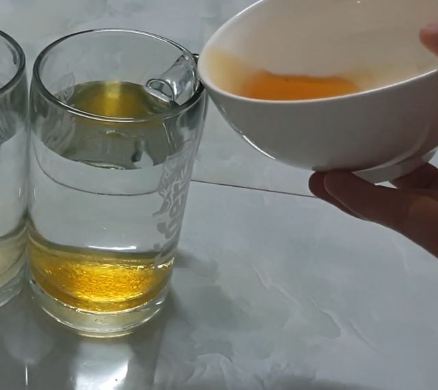 Dùng cốc nước lọc để kiểm tra mật ong ruồi thật hay giả - Ảnh từ Ngọc Nguyễn