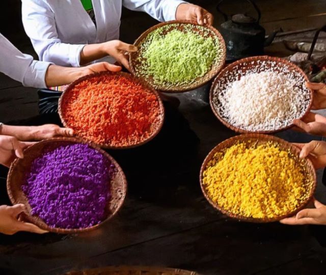 Gạo nếp sau khi đã được ngâm với 5 màu sắc từ thiên nhiên - Ảnh từ Asia Best Trip