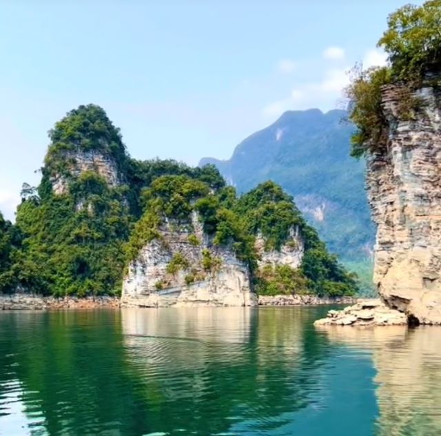 Hồ Ba Bể sở hữu với chiều rộng là 2km, chiều dài hơn 8km - Ảnh sưu tầm