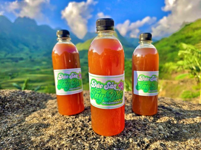 Mật ong đá có màu vàng cam, sánh đặc và có độ óng ánh